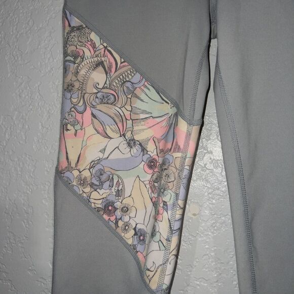 New Nike Gray Floral Dri Fit Tight Fit Cropped Leggings Size Large - Picture 3 of 10